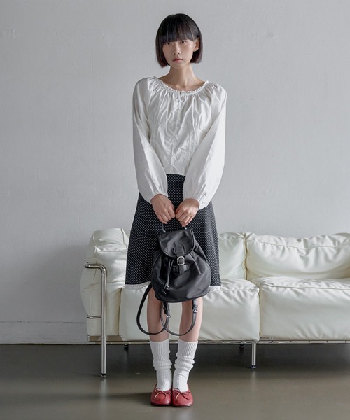 UNE MANSION(ユヌマンション)の「レースフリルラウンドネックフロントピンタックラブリーボタンブラウスシャツ(シャツ/ブラウス・レディース・ブラック/ホワイト・FREE)」の6枚目の写真