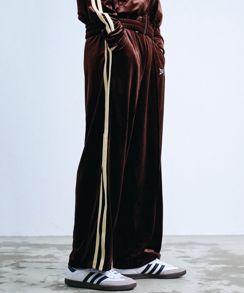 Revo.（レボ）の「［セットアップ対応］ワンポイント Y2K グランジロゴ刺繍 サイドラインテープ ベロア  カーブパンツ トラックパンツ（ジャージ）（その他パンツ・メンズ・アイボリー/ブラック/ブラウン・M/L）」の8枚目の写真