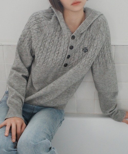 muahmuah(ムーアムーア)の「A'GEM/9 × .kom 『muah muah/ムーアムーア』 CABLE HALF OPEN HOOD KNIT/ハーフオープン ケーブルニット(ニット/セーター・レディース・アイボリー/カーキ/グレー/マスタード・FREE)」の2枚目の写真