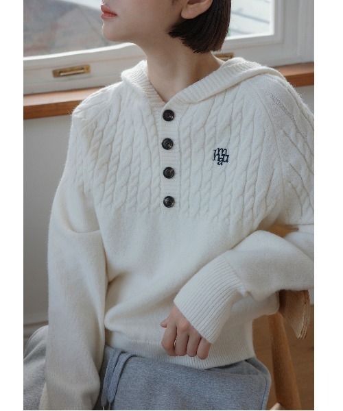 muahmuah(ムーアムーア)の「A'GEM/9 × .kom 『muah muah/ムーアムーア』 CABLE HALF OPEN HOOD KNIT/ハーフオープン ケーブルニット(ニット/セーター・レディース・アイボリー/カーキ/グレー/マスタード・FREE)」の1枚目の写真