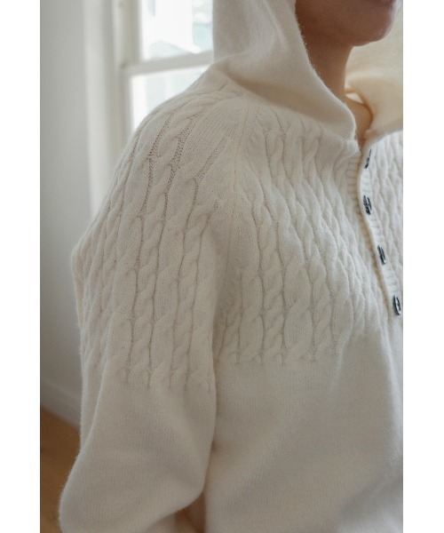 muahmuah(ムーアムーア)の「A'GEM/9 × .kom 『muah muah/ムーアムーア』 CABLE HALF OPEN HOOD KNIT/ハーフオープン ケーブルニット(ニット/セーター・レディース・アイボリー/カーキ/グレー/マスタード・FREE)」の5枚目の写真