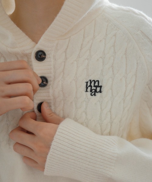 muahmuah(ムーアムーア)の「A'GEM/9 × .kom 『muah muah/ムーアムーア』 CABLE HALF OPEN HOOD KNIT/ハーフオープン ケーブルニット(ニット/セーター・レディース・アイボリー/カーキ/グレー/マスタード・FREE)」の6枚目の写真