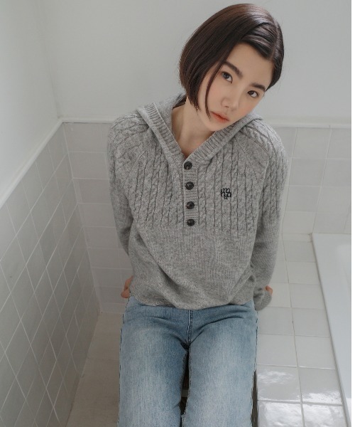 muahmuah(ムーアムーア)の「A'GEM/9 × .kom 『muah muah/ムーアムーア』 CABLE HALF OPEN HOOD KNIT/ハーフオープン ケーブルニット(ニット/セーター・レディース・アイボリー/カーキ/グレー/マスタード・FREE)」の9枚目の写真