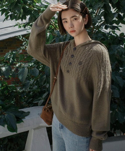 muahmuah(ムーアムーア)の「A'GEM/9 × .kom 『muah muah/ムーアムーア』 CABLE HALF OPEN HOOD KNIT/ハーフオープン ケーブルニット(ニット/セーター・レディース・アイボリー/カーキ/グレー/マスタード・FREE)」の13枚目の写真