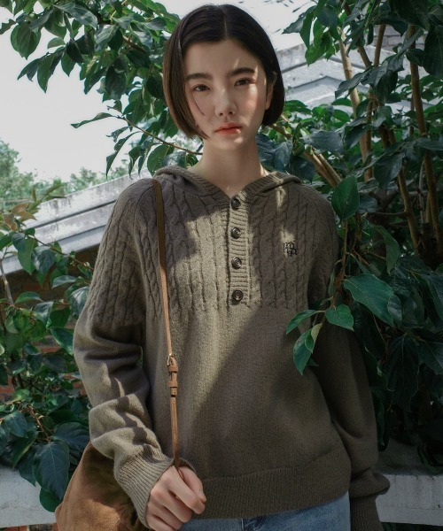 muahmuah(ムーアムーア)の「A'GEM/9 × .kom 『muah muah/ムーアムーア』 CABLE HALF OPEN HOOD KNIT/ハーフオープン ケーブルニット(ニット/セーター・レディース・アイボリー/カーキ/グレー/マスタード・FREE)」の14枚目の写真