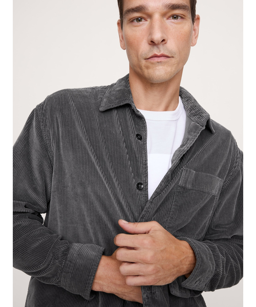 Banana Republic（バナナリパブリック）の「リラックスフィット コーデュロイ オーバーシャツ（シャツ/ブラウス・メンズ・チャコールグレー/バーガンディー・S/M/L）」の5枚目の写真