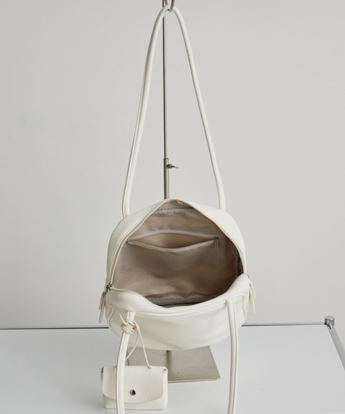 Auntie Rosa Holiday(アンティローザホリデー)の「スクエアロングショルダーバック(ショルダーバッグ・レディース・ブラック/ホワイト・FREE)」の5枚目の写真