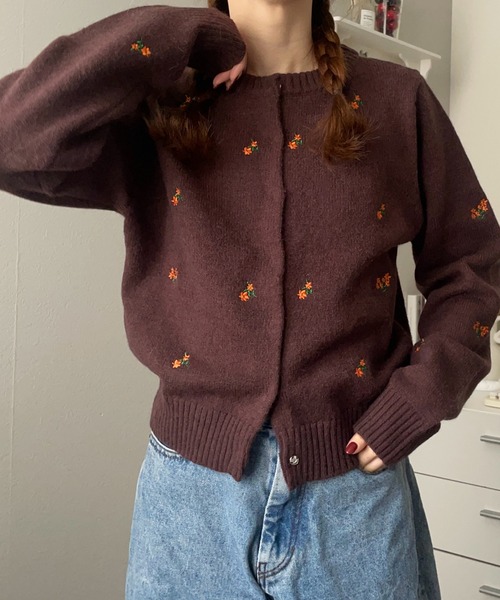 merrylatte（メリーラテ）の「フラワー刺繍アルパカタッチカーディガン【NOUA】（カーディガン/ボレロ・レディース・グレー/ブラウン・FREE）」の2枚目の写真