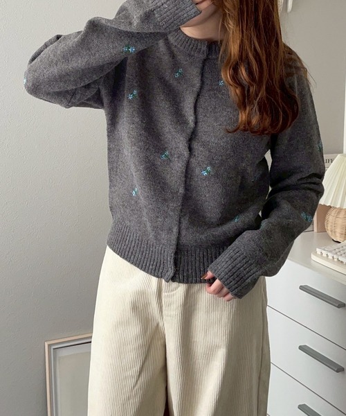 merrylatte（メリーラテ）の「フラワー刺繍アルパカタッチカーディガン【NOUA】（カーディガン/ボレロ・レディース・グレー/ブラウン・FREE）」の4枚目の写真
