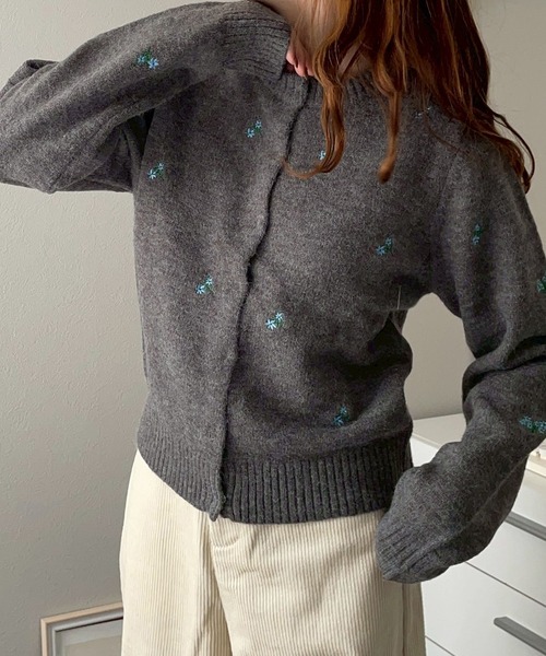 merrylatte（メリーラテ）の「フラワー刺繍アルパカタッチカーディガン【NOUA】（カーディガン/ボレロ・レディース・グレー/ブラウン・FREE）」の5枚目の写真