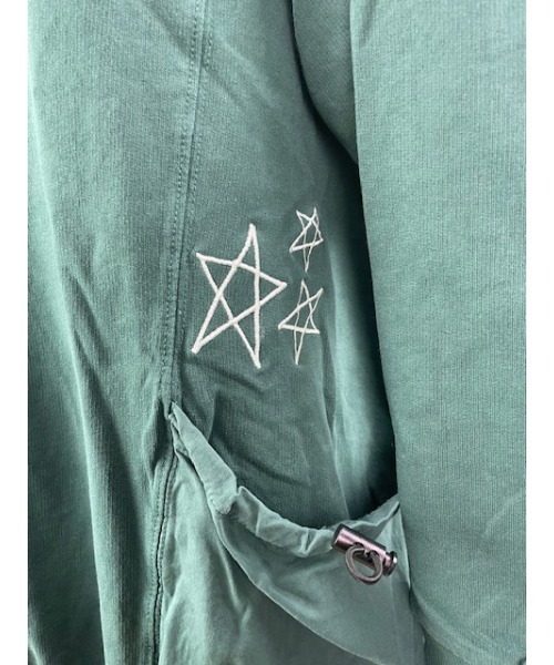 WORLD WIDE LOVE!（ワールドワイドラブ）の「ピグメント裏毛ハイネックPO（スウェット・レディース・ブラック/オフホワイト/グリーン・1）」の16枚目の写真