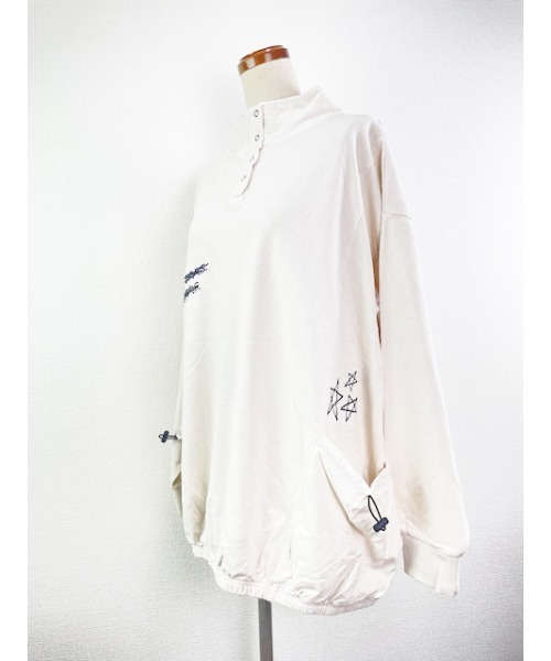 WORLD WIDE LOVE!（ワールドワイドラブ）の「ピグメント裏毛ハイネックPO（スウェット・レディース・ブラック/オフホワイト/グリーン・1）」の5枚目の写真