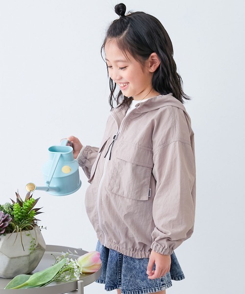 devirock（デビロック）の「【水はじく】撥水ナイロン ビッグポケット マウンテンパーカー（その他アウター・キッズ・ライトカーキ/アイボリー/ブラック/ピンクベージュ・100cm/110cm/120cm/130cm/140cm/150cm/160cm）」の4枚目の写真