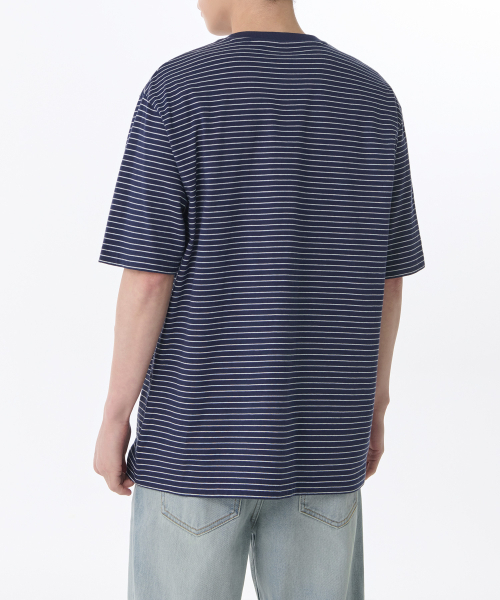 MUSINSA STANDARD（ムシンサスタンダード）の「ピンストライプリラックスクルーネックTシャツ[ネイビー/ホワイト]（Tシャツ/カットソー・メンズ・その他・SMALL/MEDIUM/LARGE/X-LARGE/XX-LARGE/XXX-LARGE）」の2枚目の写真