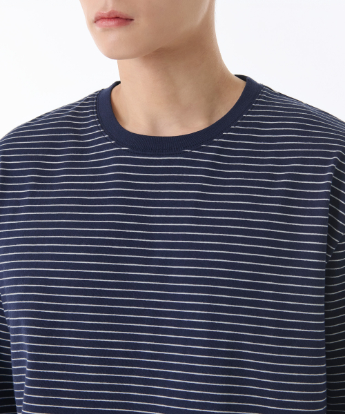 MUSINSA STANDARD（ムシンサスタンダード）の「ピンストライプリラックスクルーネックTシャツ[ネイビー/ホワイト]（Tシャツ/カットソー・メンズ・その他・SMALL/MEDIUM/LARGE/X-LARGE/XX-LARGE/XXX-LARGE）」の3枚目の写真