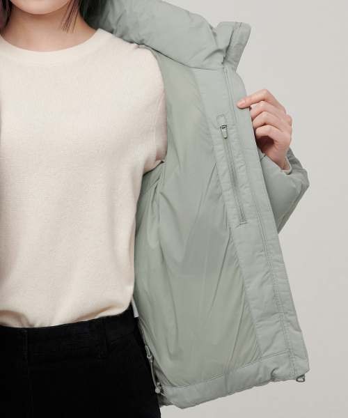 MUSINSA STANDARD WOMAN（ムシンサスタンダードウーマン）の「レディースダウンフグショートパッド入りジャケット[セージグレー]（ダウンジャケット/コート・レディース・その他・SMALL/MEDIUM/X-SMALL）」の7枚目の写真