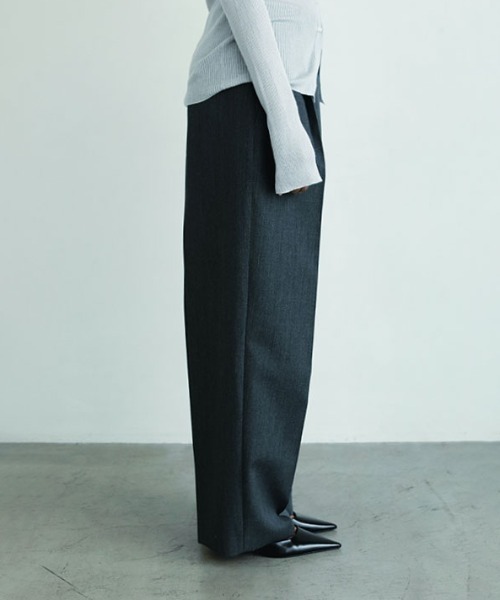 ETRE TOKYO(エトレトウキョウ)の「SANTEワンタックセンタークリースパンツ(その他パンツ・レディース・グレー/ブラウン・M/S)」の4枚目の写真