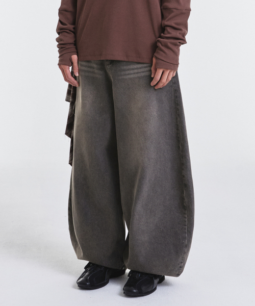KICHUL(キチョル)の「BALLOON FIT DENIM PANTS (DARK BROWN)(デニムパンツ・メンズ・その他・SMALL/LARGE/MEDIUM/X-SMALL)」の1枚目の写真