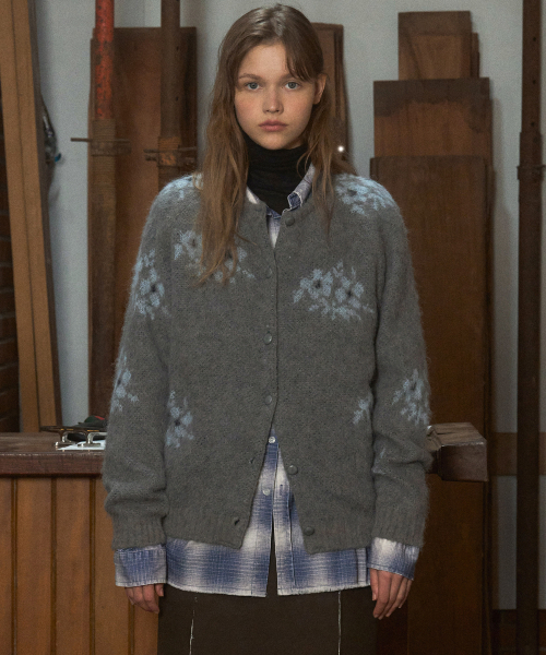 ANDNEEDS(アンドニーズ)の「Flower jacquard knit (charcoal gray)(ニット/セーター・レディース・その他・FREE)」の2枚目の写真