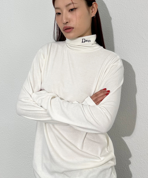 DXOH（ディソエイチ）の「ロゴタートルネック[ホワイト]（Tシャツ/カットソー・レディース・ホワイト・FREE）」の2枚目の写真