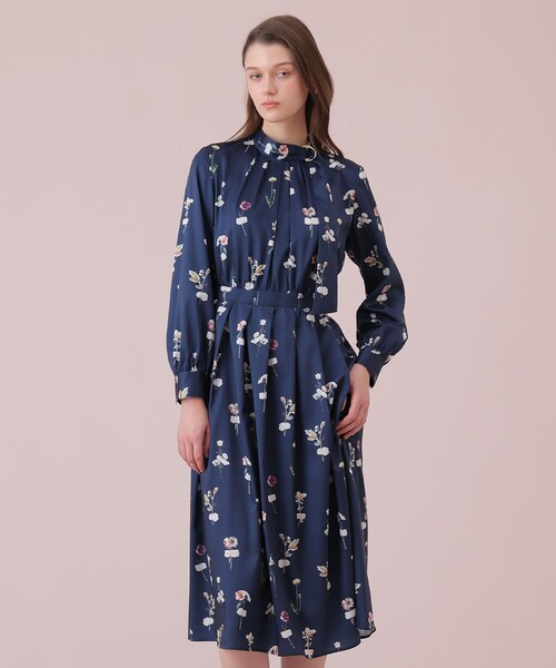 ANAYI（アナイ）の「ボタニカルサテンプリントタック ワンピース（ワンピース・レディース・ホワイト/ネイビー・34/38/36）」の2枚目の写真