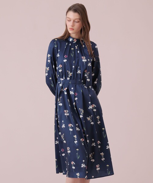 ANAYI（アナイ）の「ボタニカルサテンプリントタック ワンピース（ワンピース・レディース・ホワイト/ネイビー・34/38/36）」の20枚目の写真