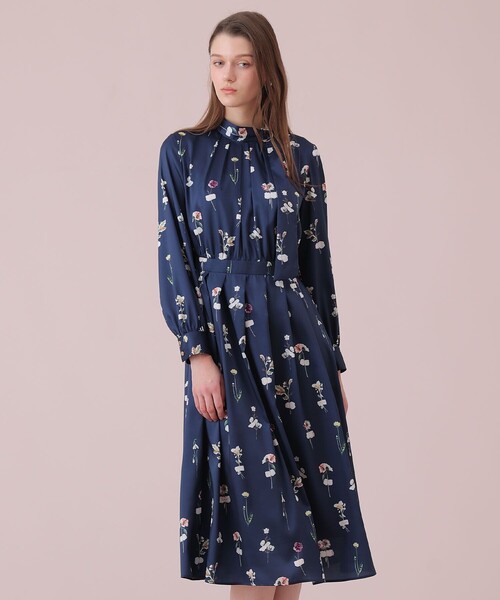 ANAYI（アナイ）の「ボタニカルサテンプリントタック ワンピース（ワンピース・レディース・ホワイト/ネイビー・34/38/36）」の19枚目の写真