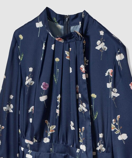 ANAYI（アナイ）の「ボタニカルサテンプリントタック ワンピース（ワンピース・レディース・ホワイト/ネイビー・34/38/36）」の11枚目の写真