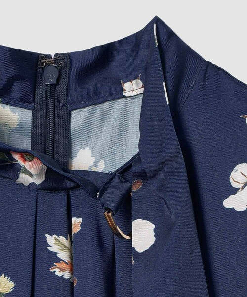 ANAYI（アナイ）の「ボタニカルサテンプリントタック ワンピース（ワンピース・レディース・ホワイト/ネイビー・34/38/36）」の9枚目の写真