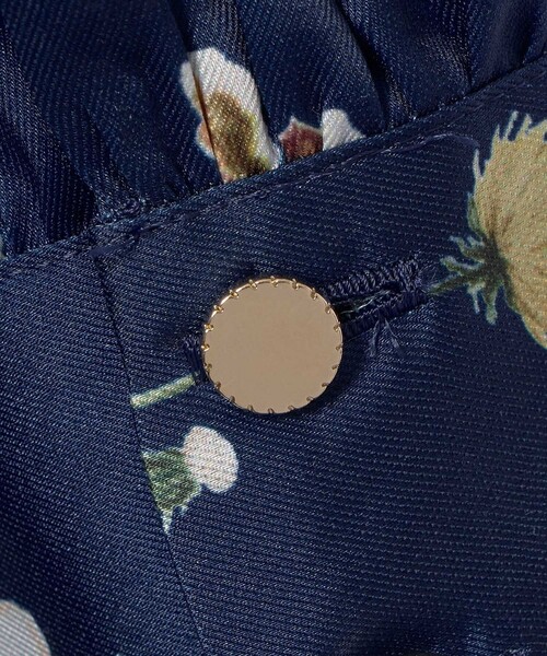 ANAYI（アナイ）の「ボタニカルサテンプリントタック ワンピース（ワンピース・レディース・ホワイト/ネイビー・34/38/36）」の5枚目の写真