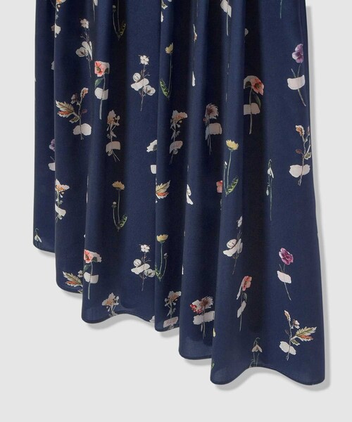 ANAYI（アナイ）の「ボタニカルサテンプリントタック ワンピース（ワンピース・レディース・ホワイト/ネイビー・34/38/36）」の4枚目の写真