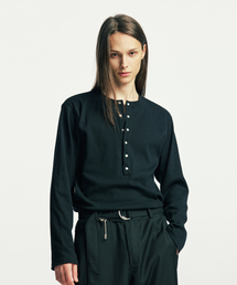 S SY（エスエスワイ）の「ビロウボタンダウンヘンリーネックロングスリーブブラック（Tシャツ/カットソー）」