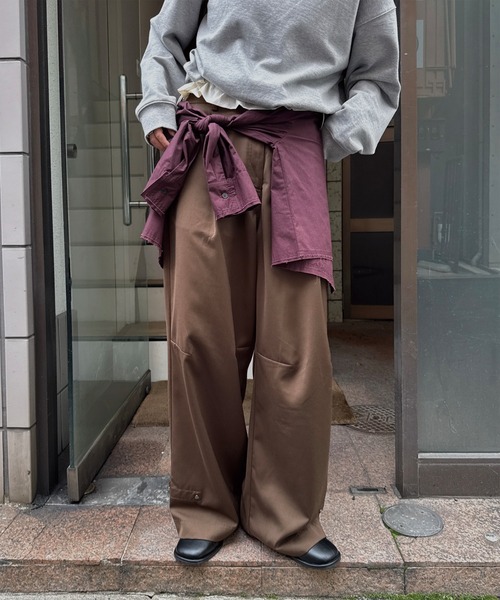 nananamoe（ナナナモエ）の「hem belt curve line loose PT（スラックス・レディース・ダークグレー/ベージュ/ブラウン・M/S）」の3枚目の写真