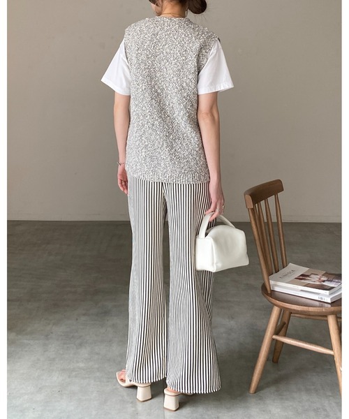 She's Closet(シーズクローゼット)の「深Vネック ノーカラー 金ボタン ミックスカラー ツイード風ニットベスト(ベスト・レディース・ブラック/アイボリー/ベージュ・FREE)」の22枚目の写真