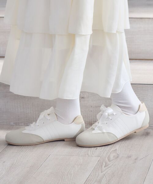 RETRO GIRL（レトロガール）の「サテンリボンスニーカー（その他シューズ・レディース・オフホワイト/シルバー/ピンク・MEDIUM/LARGE）」の2枚目の写真