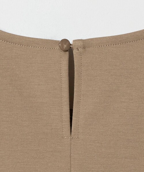 green label relaxing(グリーンレーベルリラクシング)の「イレヘム ペプラム ポンチ プルオーバー カットソー 接触冷感 UVカット(Tシャツ/カットソー・レディース・ベージュ/オフホワイト/ブラック・FREE)」の19枚目の写真