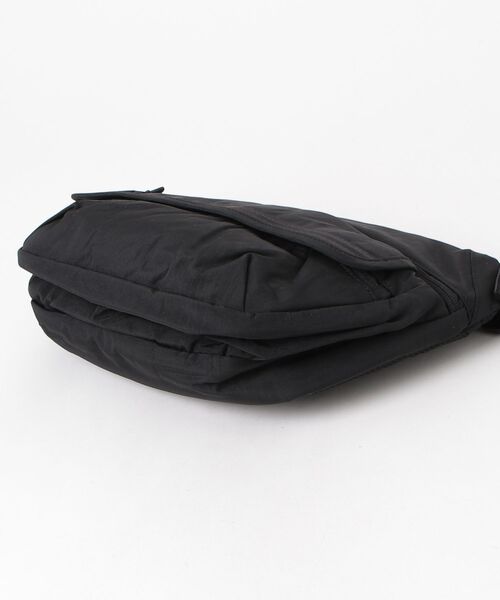 CHROME（クローム）の「［ CHROME / クローム ］BOT FLAP SLING 5L / ボット フラップ スリング 5リットル 耐水 ボディバッグ 容量：5L（ボディバッグ/ウエストポーチ・メンズ・ブラック・FREE）」の10枚目の写真