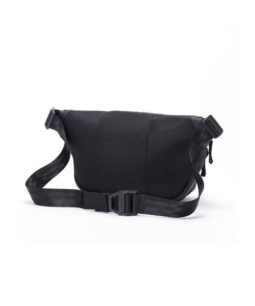 CHROME（クローム）の「［ CHROME / クローム ］BOT FLAP SLING 5L / ボット フラップ スリング 5リットル 耐水 ボディバッグ 容量：5L（ボディバッグ/ウエストポーチ・メンズ・ブラック・FREE）」の4枚目の写真