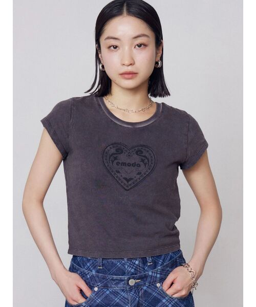 EMODA（エモダ）の「エンブレムハートパッチTシャツ（Tシャツ/カットソー・レディース・ブラック/ブルー/ピンク/ホワイト・FREE）」の3枚目の写真