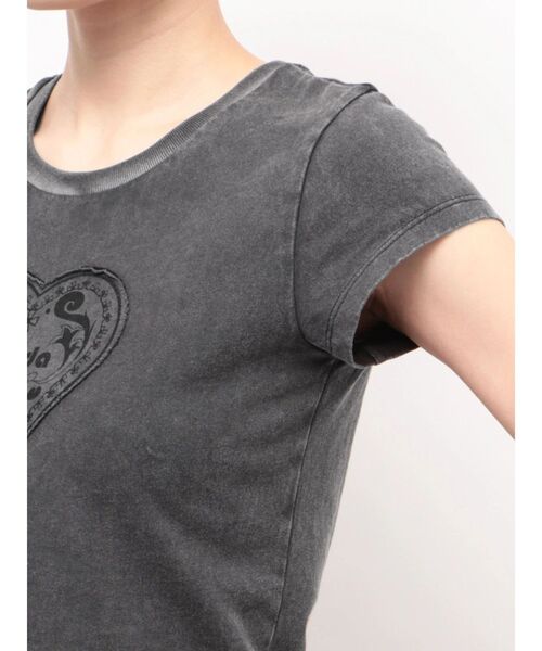 EMODA（エモダ）の「エンブレムハートパッチTシャツ（Tシャツ/カットソー・レディース・ブラック/ブルー/ピンク/ホワイト・FREE）」の13枚目の写真