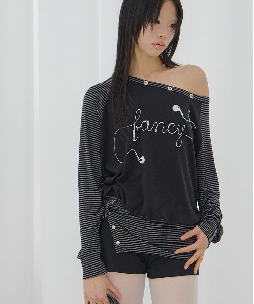 FANCY CLUB(ファンシークラブ)の「A'GEM/9 × .kom 『FANCY CLUB/ファンシークラブ』DRAWING STRIPE OFF-SHOULDER/ドローイングストライプオフショルダー(Tシャツ/カットソー・レディース・ブラック/グレー・FREE)」の5枚目の写真