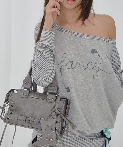FANCY CLUB(ファンシークラブ)の「A'GEM/9 × .kom 『FANCY CLUB/ファンシークラブ』DRAWING STRIPE OFF-SHOULDER/ドローイングストライプオフショルダー(Tシャツ/カットソー・レディース・ブラック/グレー・FREE)」の7枚目の写真