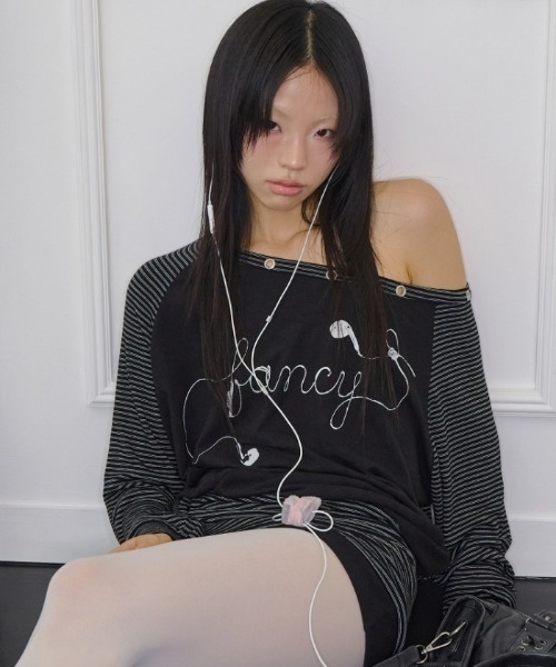 FANCY CLUB(ファンシークラブ)の「A'GEM/9 × .kom 『FANCY CLUB/ファンシークラブ』DRAWING STRIPE OFF-SHOULDER/ドローイングストライプオフショルダー(Tシャツ/カットソー・レディース・ブラック/グレー・FREE)」の3枚目の写真