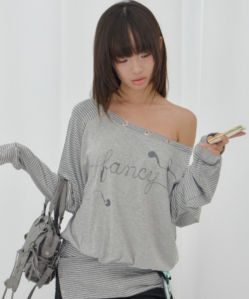 FANCY CLUB(ファンシークラブ)の「A'GEM/9 × .kom 『FANCY CLUB/ファンシークラブ』DRAWING STRIPE OFF-SHOULDER/ドローイングストライプオフショルダー(Tシャツ/カットソー・レディース・ブラック/グレー・FREE)」の4枚目の写真