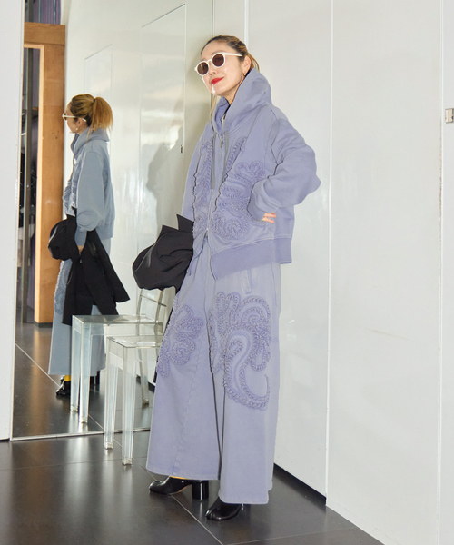 TAAKK(ターク)の「TAAKK SCULPTURAL EMBROIDERY WIDE PANTS TA26SS-PT070:パンツ(スウェットパンツ・レディース・ブルー・X-SMALL)」の6枚目の写真
