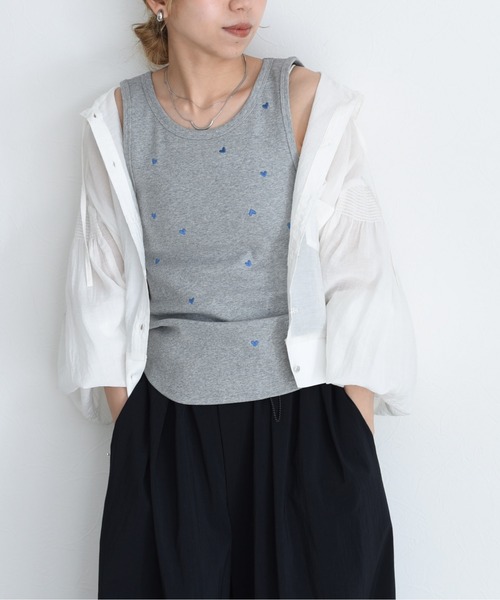 Eimee Law(エイミーロウ)の「ハート刺繍タンクトップ(タンクトップ・レディース・グレー/オフホワイト/グレイッシュベージュ/ブラック・FREE)」の3枚目の写真