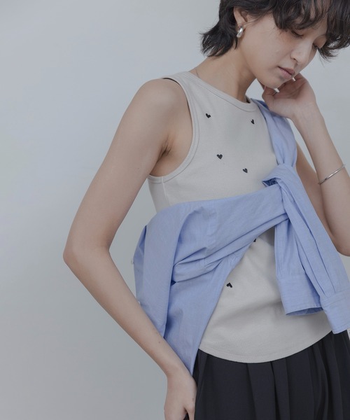 Eimee Law(エイミーロウ)の「ハート刺繍タンクトップ(タンクトップ・レディース・グレー/オフホワイト/グレイッシュベージュ/ブラック・FREE)」の4枚目の写真
