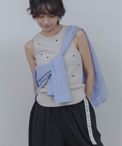 Eimee Law(エイミーロウ)の「ハート刺繍タンクトップ(タンクトップ・レディース・グレー/オフホワイト/グレイッシュベージュ/ブラック・FREE)」の7枚目の写真