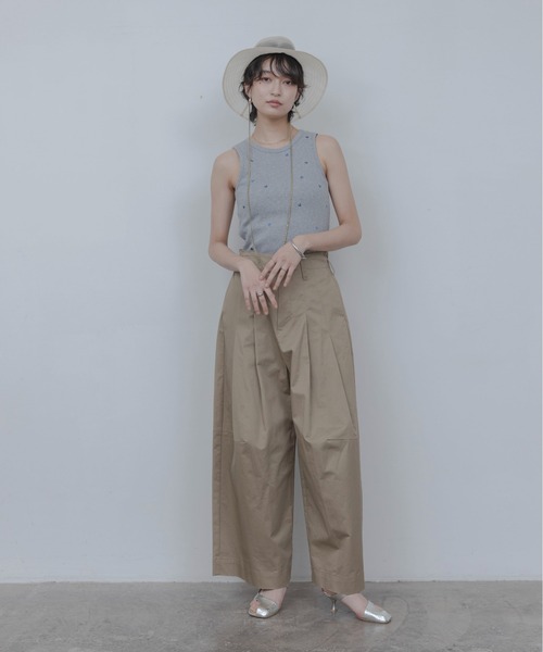 Eimee Law(エイミーロウ)の「ハート刺繍タンクトップ(タンクトップ・レディース・グレー/オフホワイト/グレイッシュベージュ/ブラック・FREE)」の11枚目の写真