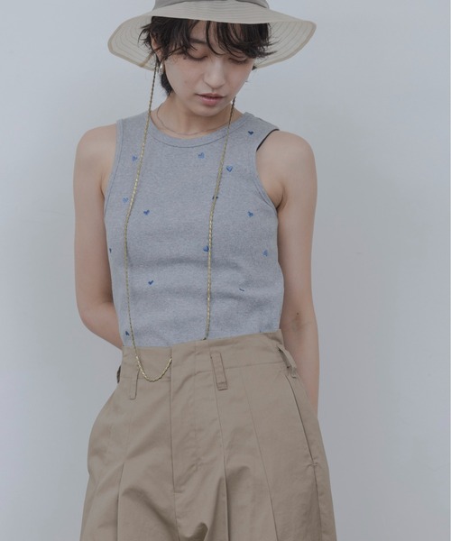Eimee Law(エイミーロウ)の「ハート刺繍タンクトップ(タンクトップ・レディース・グレー/オフホワイト/グレイッシュベージュ/ブラック・FREE)」の14枚目の写真